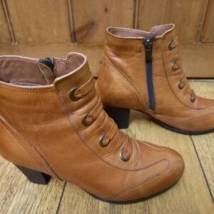 Chic Tan Leather Ankle Boots